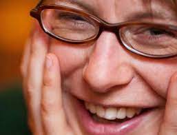 Rachel Holstead Ăisitheoir EalaĂona CĂșige Mhumhan EalaĂn Na Gaeltachta